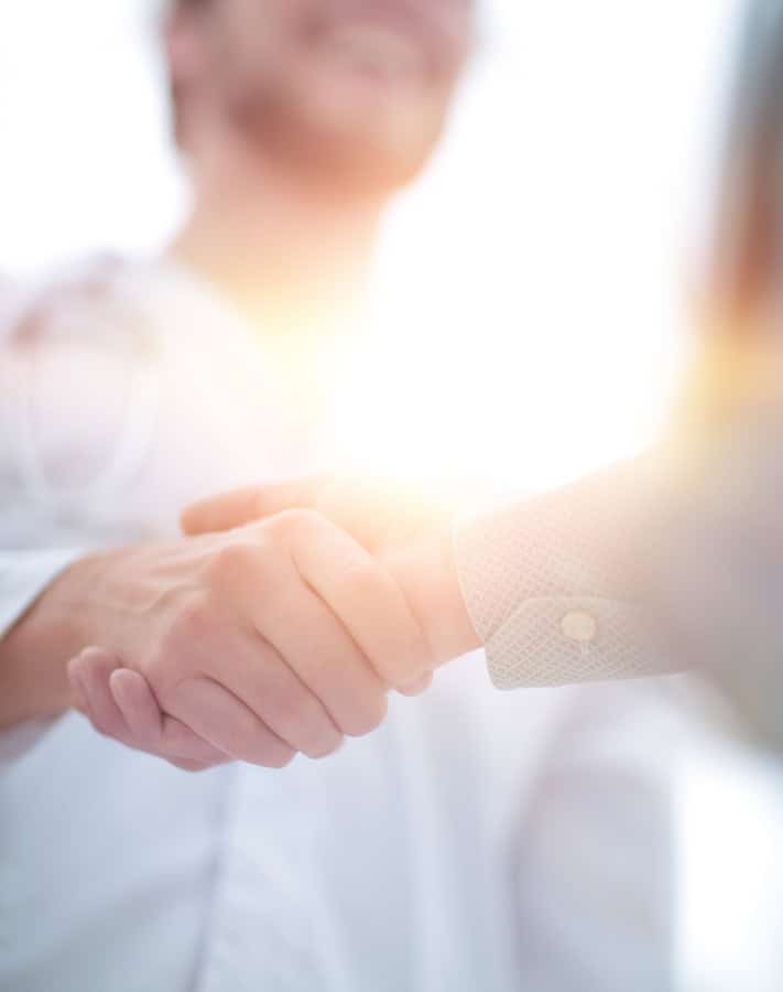 Patient schüttelt Hand nach Ozon Hochdosis Therapie