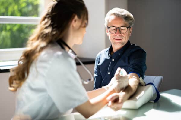 Älterer Patient bei der Immunanalyse